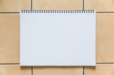 Boş beyaz sayfa Not Defteri ile omurga yüzük