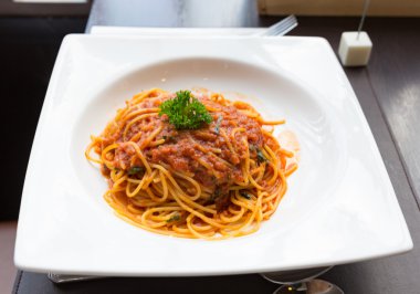 Lezzetli makarna domuz eti sosu 