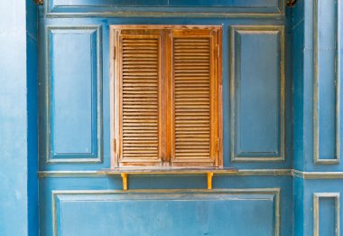 Retor gök mavisi duvarda Vintage pencere 