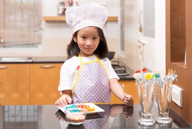 Anne ve kızı jöle top yapma