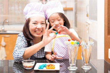 Anne ve kızı jöle top yapma