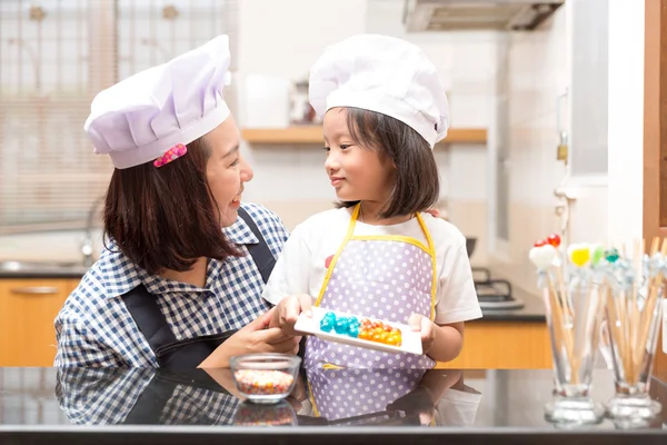 Madre e figlia fare gelatina palla — Foto Stock