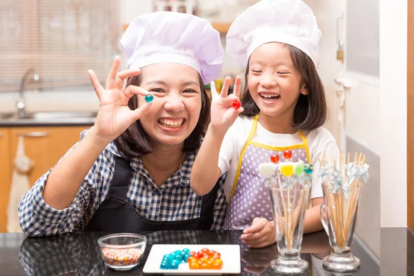 Madre e hija haciendo una bola de gelatina — Foto de Stock