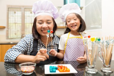 Anne ve kızı yapım jöle şekerleme ktichen