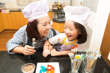 Anne ve kızı yapım jöle şekerleme ktichen