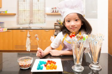 Küçük kız Şef zevk jöle yapma şeker mutfak