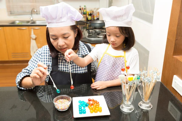 Mutter und Tochter machen Marmelade in Kikchen — Stockfoto