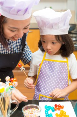 Anne ve kızı yapım jöle şekerleme ktichen