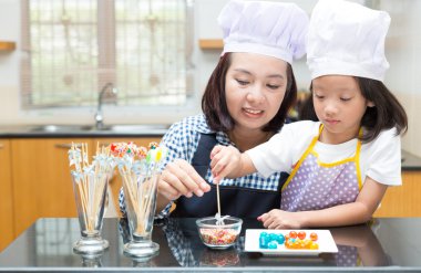 Anne ve kızı jöle top yapma