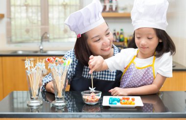 Anne ve kızı jöle top yapma