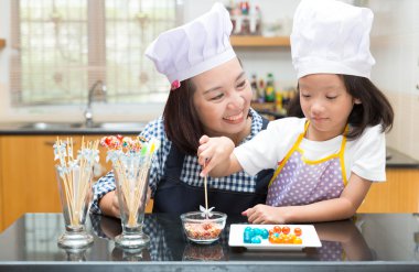 Anne ve kızı jöle top yapma