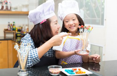 Anne ve kızı jöle top yapma