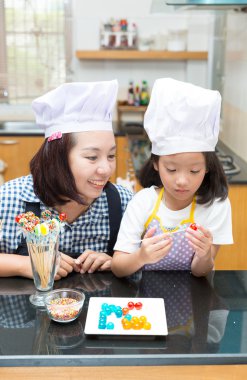 Anne ve kızı jöle top yapma