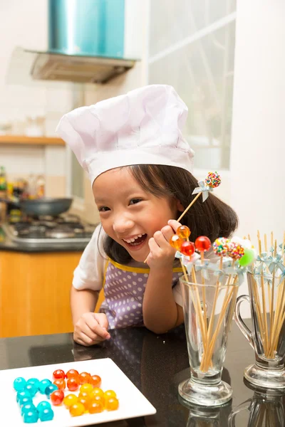 Niña chef disfrutar de hacer caramelos de jalea en la cocina — Foto de Stock