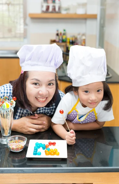 Mutter und Tochter machen Gummibärchen — Stockfoto