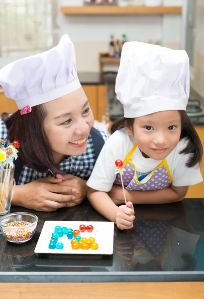 Mutter und Tochter machen Gummibärchen — Stockfoto