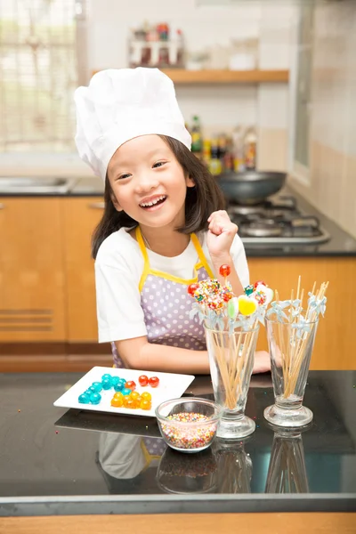 Bambina chef godere di fare caramelle gelatina in cucina — Foto Stock