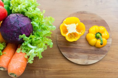 Sağlıklı sebze sepeti ahşap masanın üstüne koy