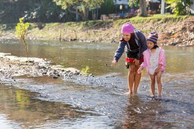 Anne ve kızı nehirde oynarken