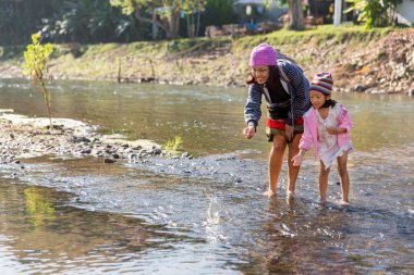 Anne ve kızı nehirde oynarken