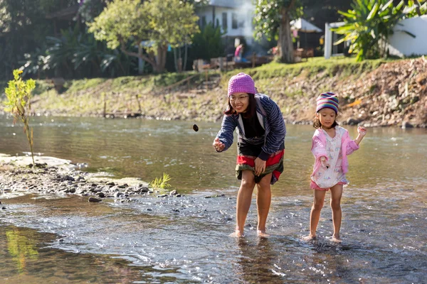 Mor och dotter spelar i floden — Stockfoto