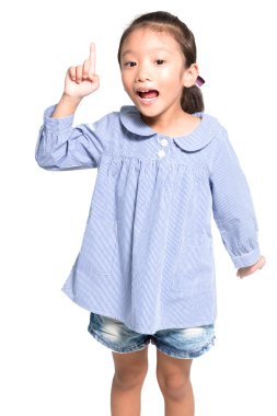 Küçük Asyalı kız düşünme poz izole beyaz arka plan