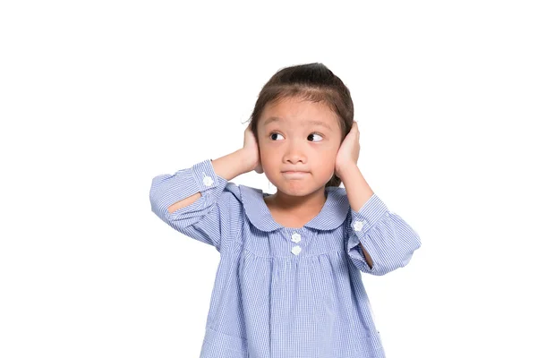 Pouco asiático menina irritado e colocar a mão fechando seus ouvidos isolar ba — Fotografia de Stock