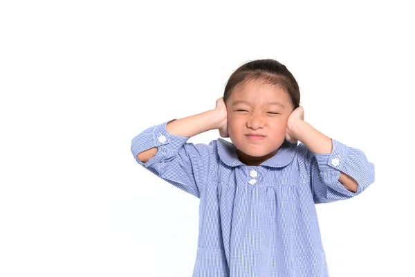 Kleine Aziatisch meisje boos en put hand sluiten haar isoleren oren ba — Stockfoto