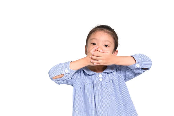 Aziatische meisje stak hand sluit haar mond met isoleren backgr — Stockfoto