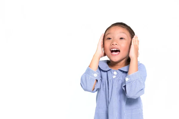 Pouco asiático menina gritando isolado fundo — Fotografia de Stock