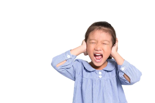 Kleine Aziatisch meisje boos en put hand sluiten haar isoleren oren ba — Stockfoto