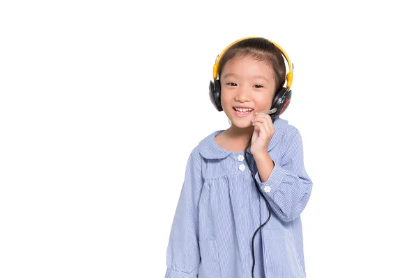 Pouco asiático menina ouvir música no isolado branco fundo — Fotografia de Stock