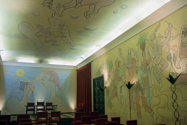 Menton, Fransa 21.10.2014. Jean Cocteau 'nun Mariage Hall' da yaptığı duvar resmi, gökyüzü ve ahtapot renklerinde bile Menton aşıklarını muhteşem bir şekilde temsil ediyor. Orpheus, Eurydice duvar resminde.