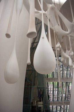 29 Nisan 2014 Bilbao Ernesto Neto: Beni taşıyan beden. Guggenheim Müzesi 'ne yerleştirilen sergi, ziyaretçilere sanatçıların çalışmalarını ve ruhlarını hissetmelerini sağlayan bir yolculuk olarak tasarlandı.