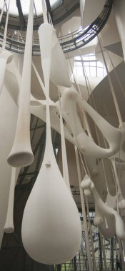 29 Nisan 2014 Bilbao Ernesto Neto: Beni taşıyan beden. Guggenheim Müzesi 'ne yerleştirilen sergi, ziyaretçilere sanatçıların çalışmalarını ve ruhlarını hissetmelerini sağlayan bir yolculuk olarak tasarlandı.