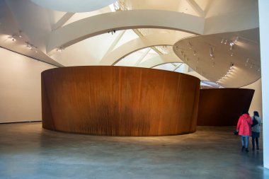 2014. Prilis 29. Bilbao İspanya, Zaman Meselesi Richard Serra 'nın 100 metre uzunluğundaki 