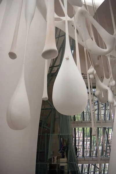 29 Nisan 2014 Bilbao Ernesto Neto: Beni taşıyan beden. Guggenheim Müzesi 'ne yerleştirilen sergi, ziyaretçilere sanatçıların çalışmalarını ve ruhlarını hissetmelerini sağlayan bir yolculuk olarak tasarlandı.