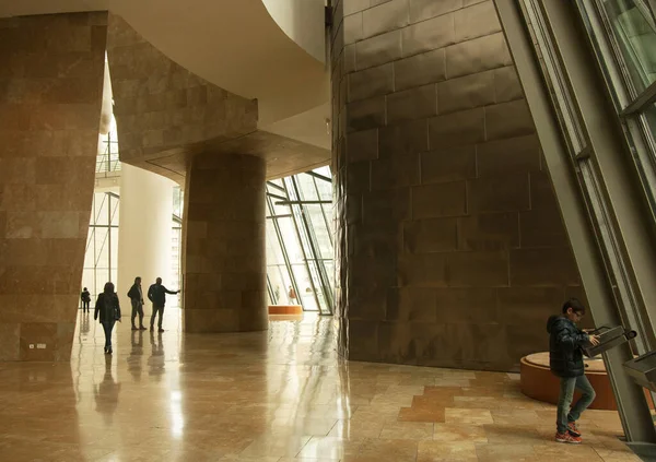 Duben 2014 Bilbao Lobby Záplavě Světla Obrovském Interiéru Guggenheimského Muzea — Stock fotografie