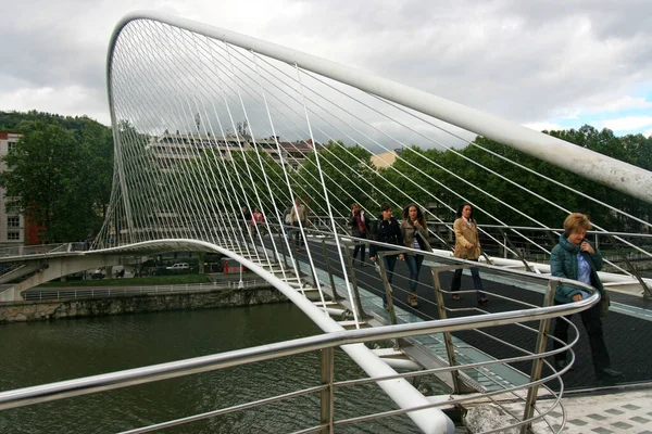 2014 Prijs Bilbao Spanje Mensen Een Haast Zubizuri Brug Puente — Stockfoto