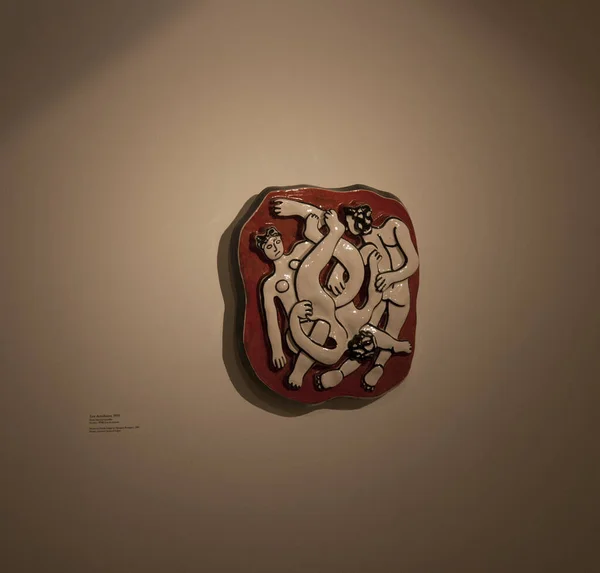 Biot, Fransa Fernand Leger Ulusal Müzesi, 04. - 28. 2011 yılı. Fernand Leger Akrobatlar. Terracota düşük seramik plaketi, siyah, kırmızı ve beyaz diş mineli kil.