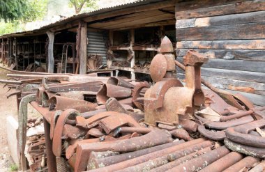 Organize hurdalık. Eski paslı makine parçaları ve endüstride kullanılan aletler, ulaşım, tarım. Tip ve malzemelere göre gruplandırılmış ve depolanmış. Demir Don Kişot.