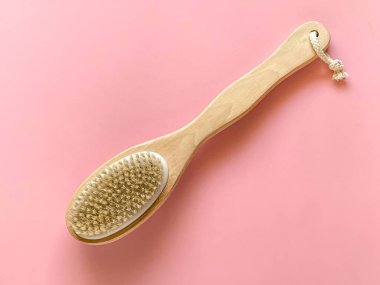 Kuru anti-selülit masajı için fırçala ya da yumuşak pembe renkli bir kızın elini fırçala. Güzellik konsepti.