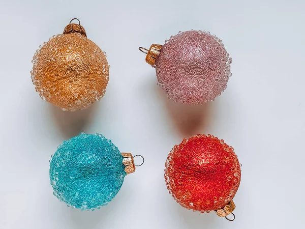 Kerstballen Van Verschillende Kleuren Rood Blauw Geel Roze Een Witte — Stockfoto