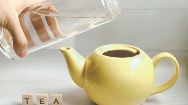 ดการเคล อนไหวท กระบวนการชงชาท งเก กเทลงในกาน าชาส เหล นหน งของมะนาวบ นเข — วีดีโอสต็อก