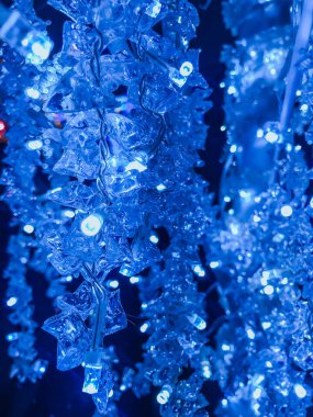 Yılbaşı aydınlanması, şehrin dekorasyonu, evler, tatiller için aydınlanma satışı. Parlak tatil ışıkları.