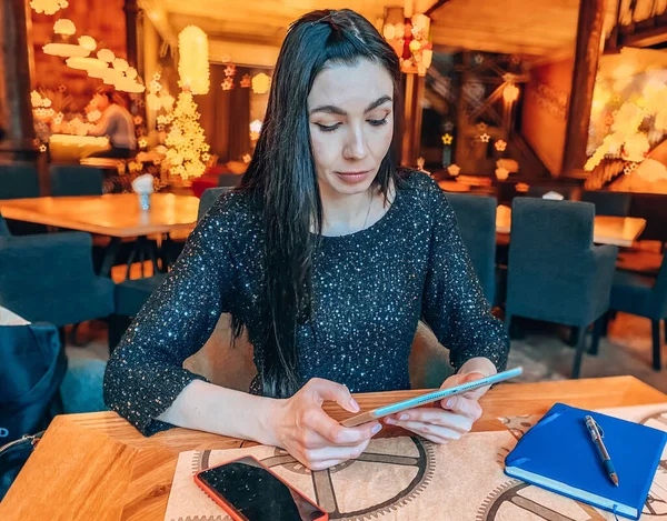 Una Chica Con Pelo Oscuro Está Trabajando Café Con Una — Foto de Stock