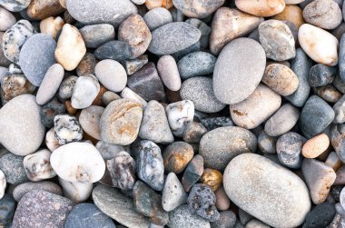 Kıyıda çakıl taşları. Projeleriniz için doğal bir geçmiş. Seyahat kavramı.