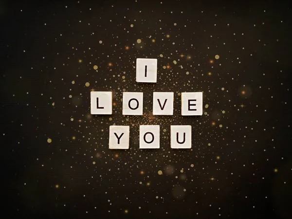 Die Inschrift Aus Holzquadraten Love You Auf Einem Schönen Schwarzen — Stockfoto