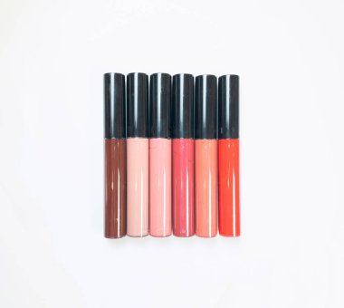 Farklı kırmızı, bej, kahverengi, şeftali, pembe, beyaz arka planda izole edilmiş erik rengi altı ruj. Güzellik konsepti