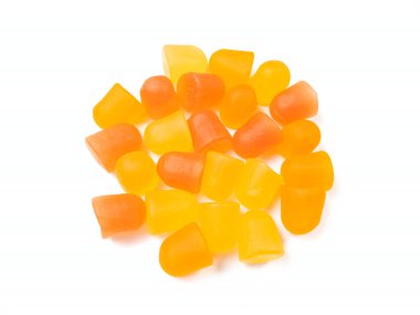 Turuncu ve sarı multivitamin sakızlarının yakın çekim dokusu. Sağlıklı yaşam tarzı kavramı.